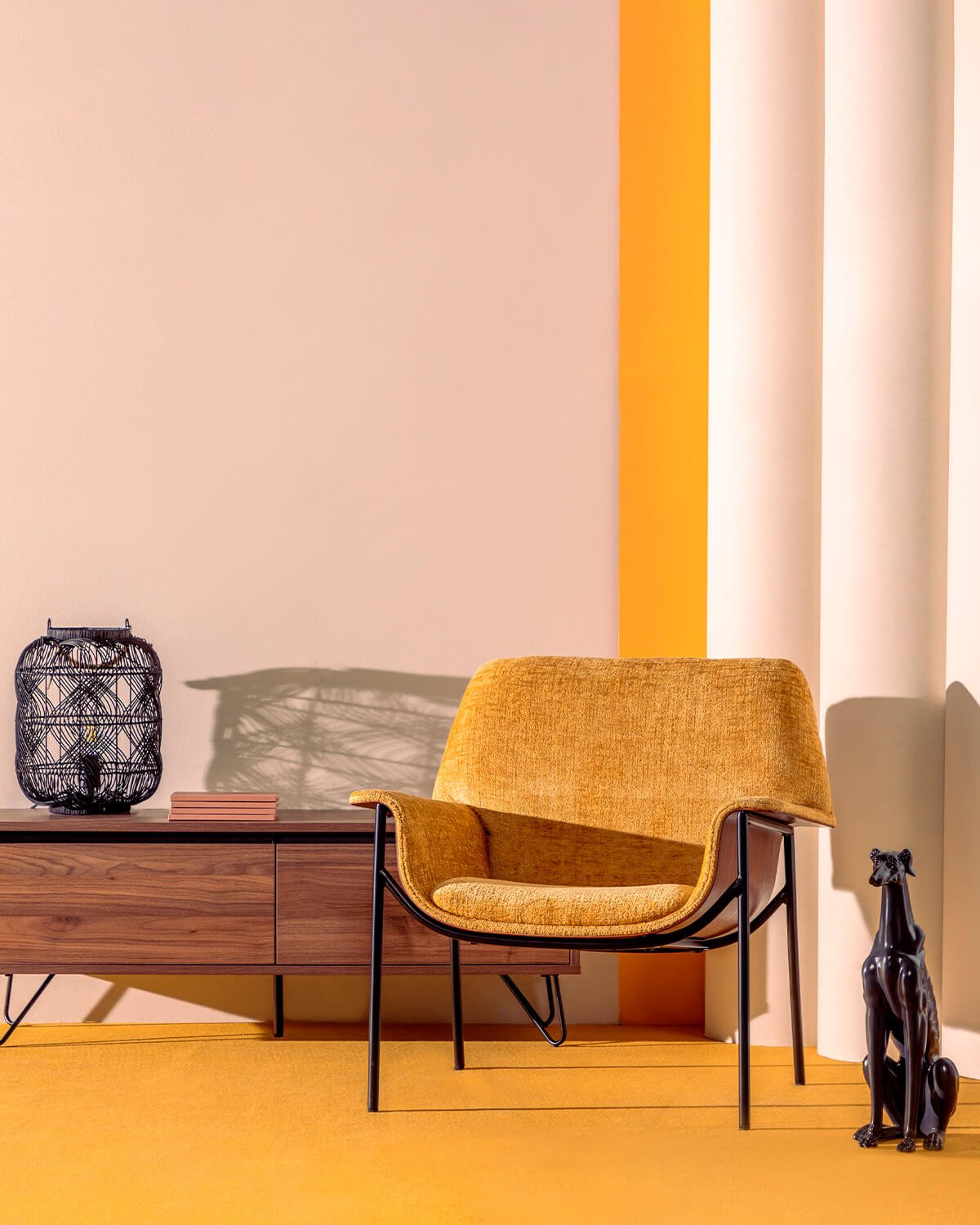Butaca con Reposabrazos de Madera y Tela Rinu, imagen de galería 2