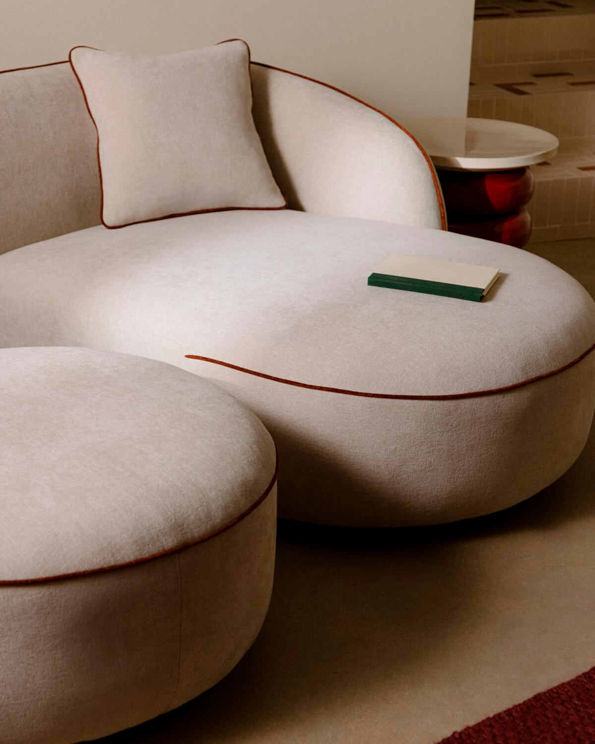 Chaise Longue con Puff Redondo de Tela Ilham, imagen de galería 3