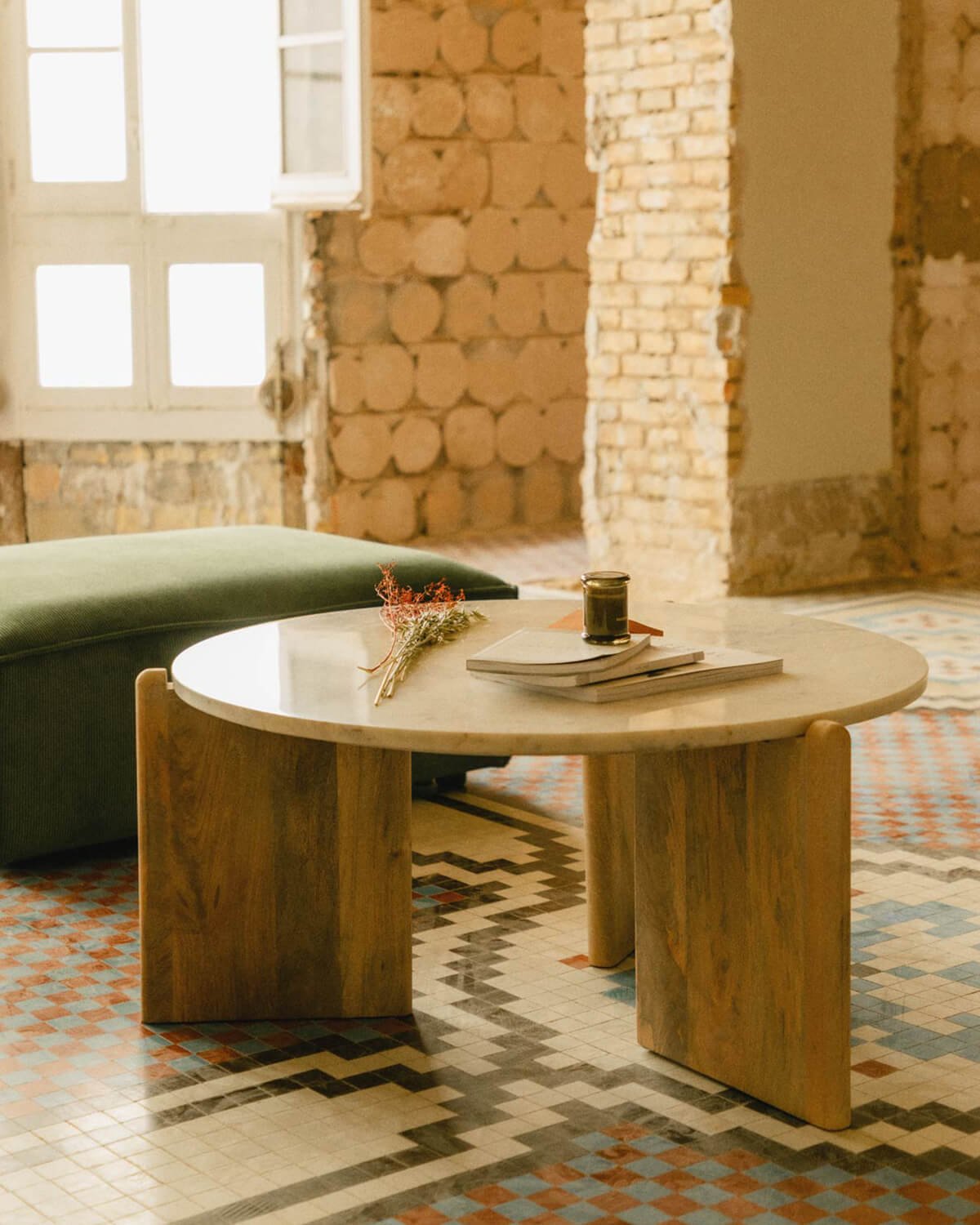 Mesa de Centro Redonda de Madera de Mango y Mármol (Ø86 cm) Crecia, imagen de galería 2