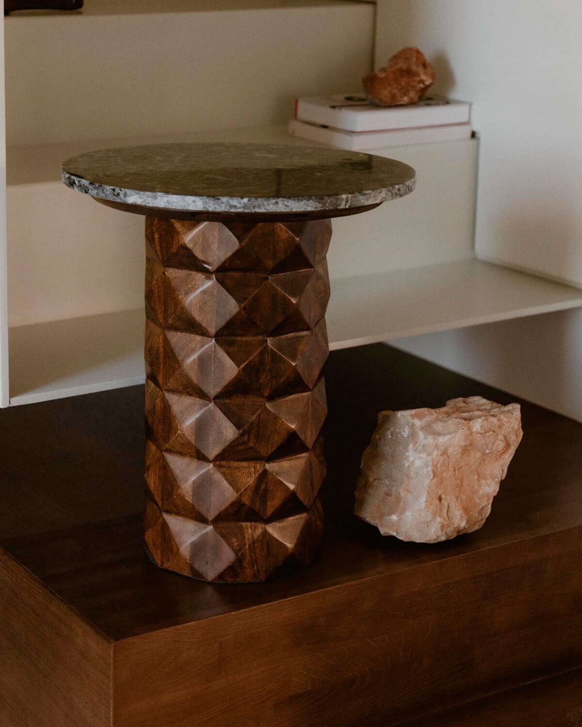 Mesa Auxiliar Redonda de Mármol Udaipur y Madera de Mango (Ø40 cm) Vilna, imagen de galería 2