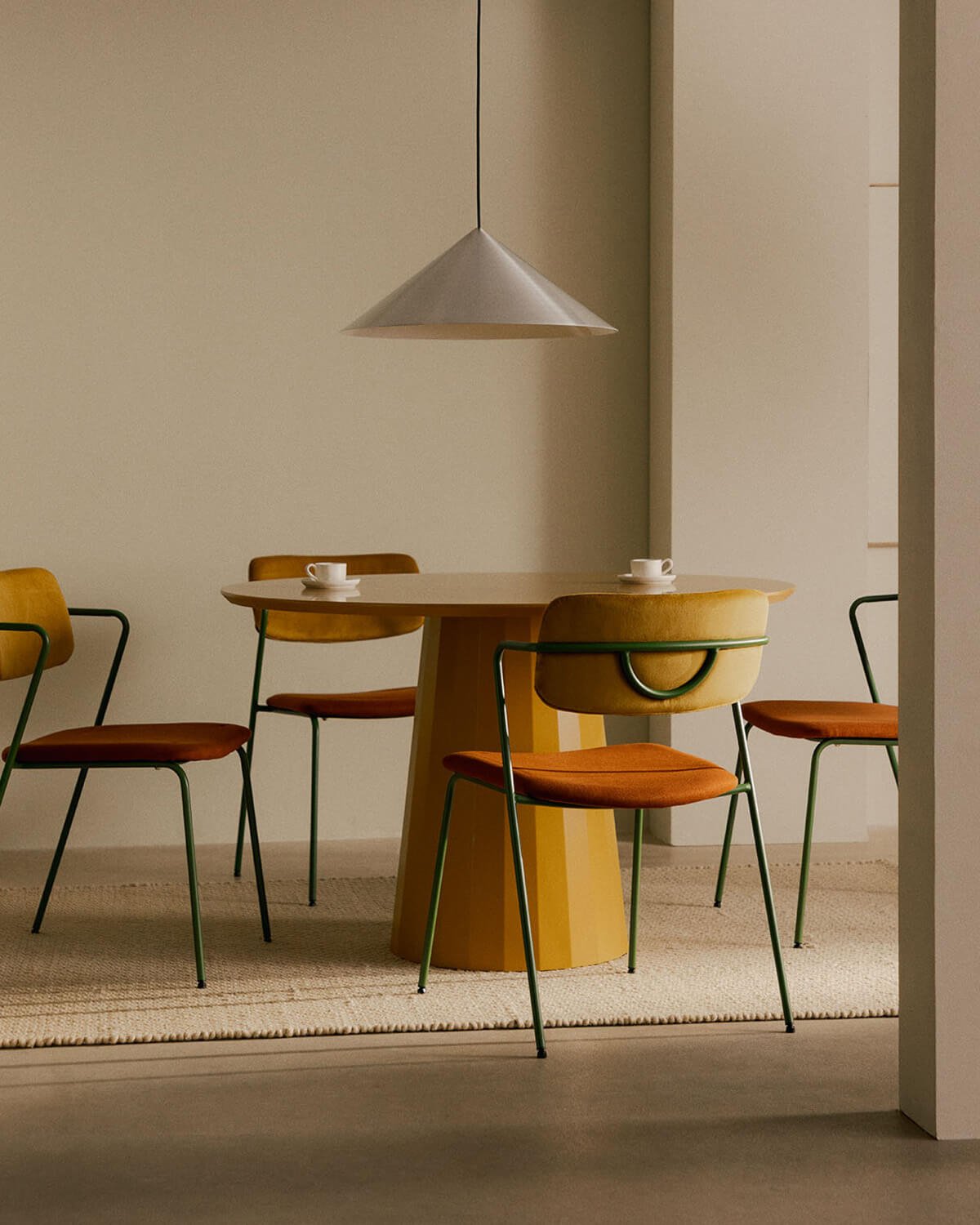 Set de Mesa de Comedor Redonda (Ø120 cm) Irem y 4 Sillas de Tela Irun, imagen de galería 2