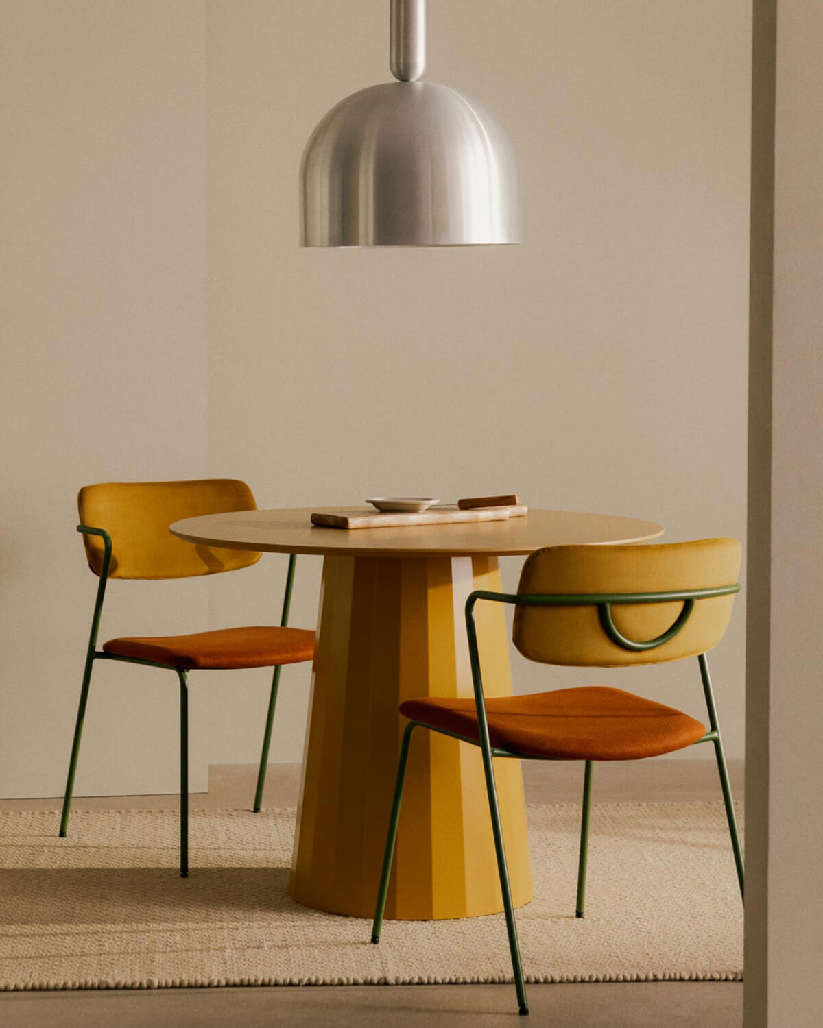 Set de Mesa de Comedor Redonda (Ø100 cm) Irem y 2 Sillas de Tela Irun, imagen de galería 2