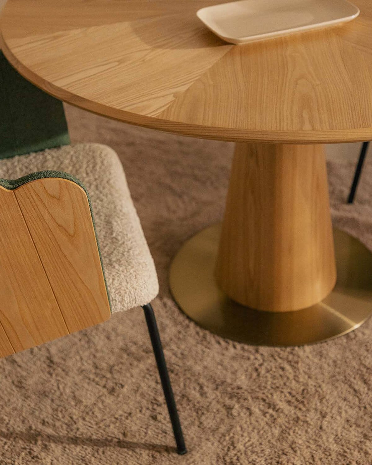 Set de Mesa de Comedor Redonda de Madera (Ø120 cm) Era y 4 Sillas de Tela Rene, imagen de galería 3