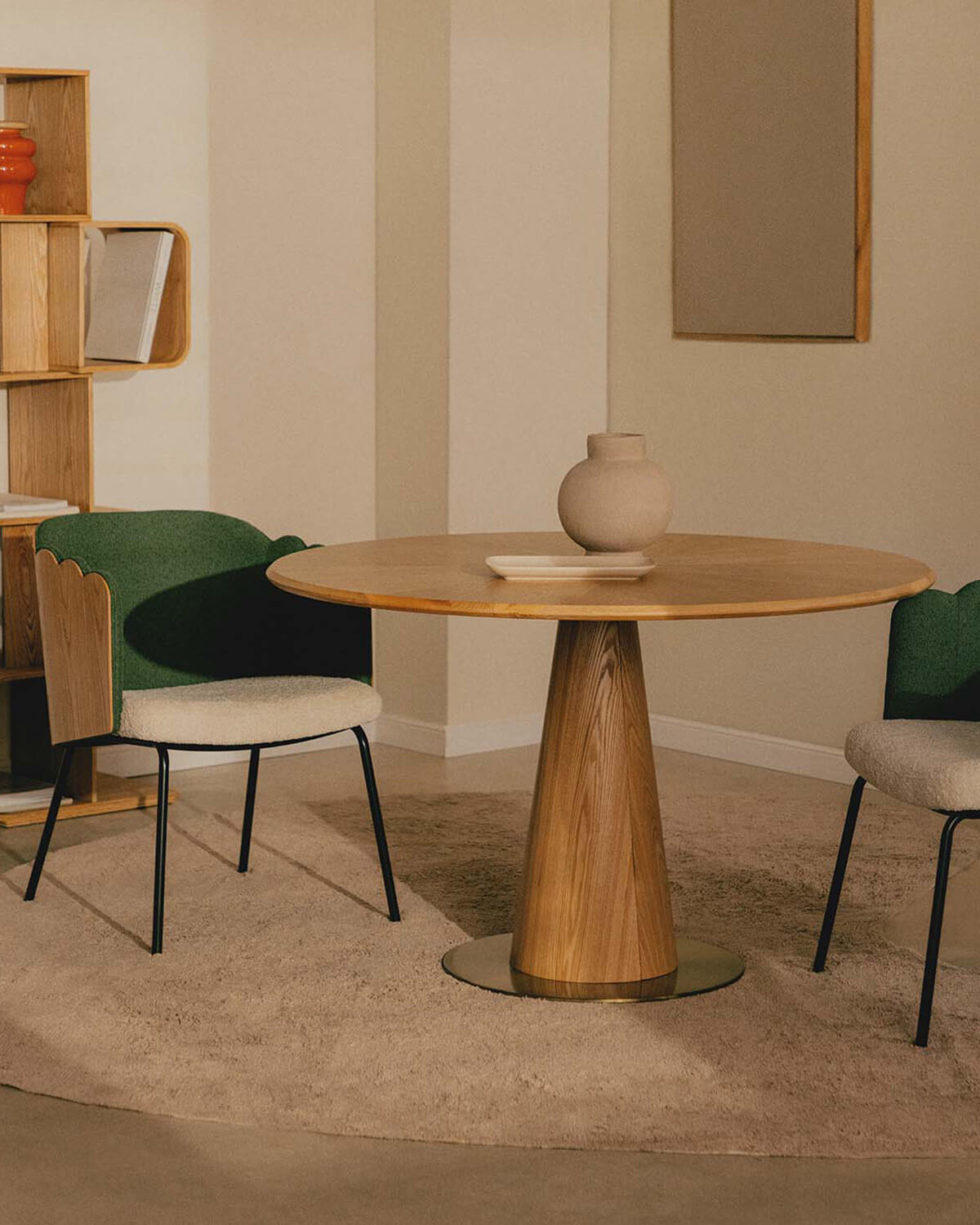 Set de Mesa de Comedor Redonda de Madera (Ø120 cm) Era y 4 Sillas de Tela Rene, imagen de galería 2