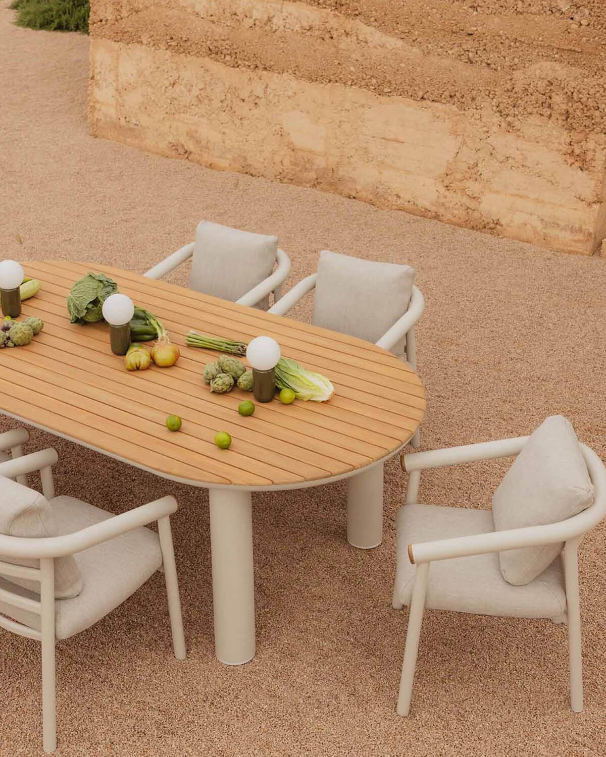 Set de Mesa Ovalada (240x120 cm) y 6 Sillas de Alumino y Madera de Teca de Exterior Cheryl, imagen de galería 3