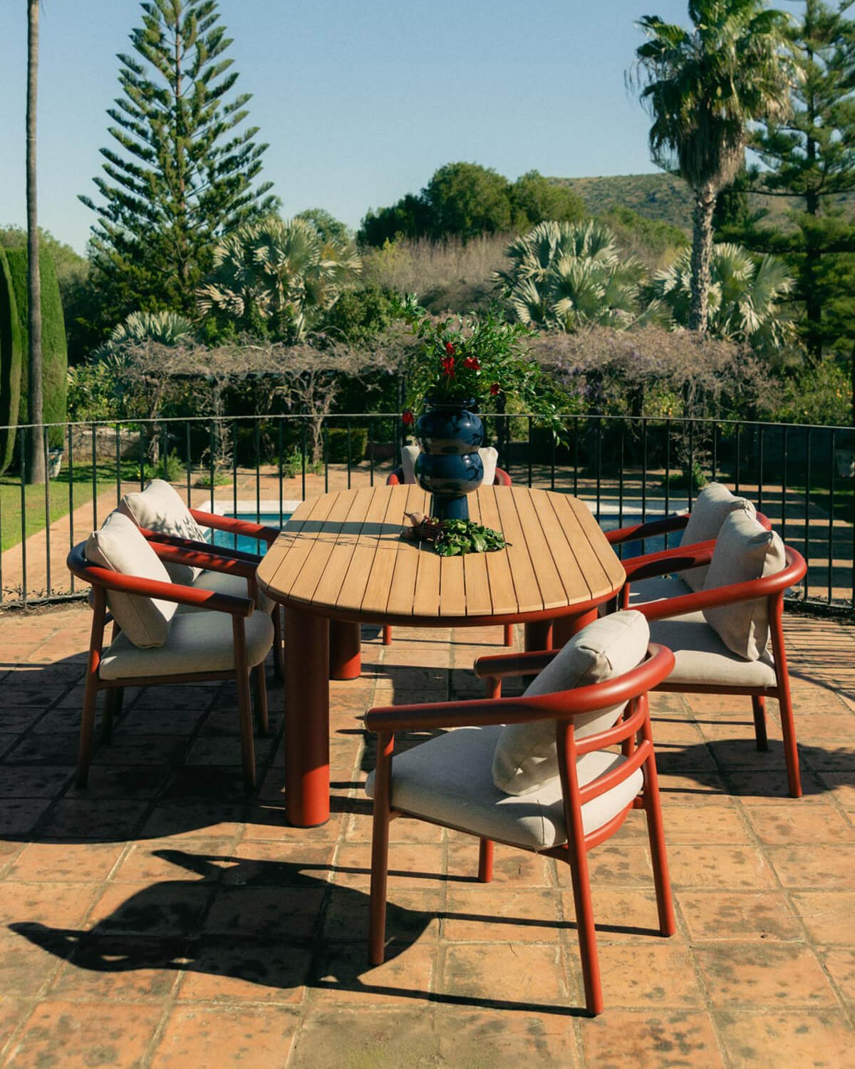 Set de Mesa Ovalada (240x120 cm) y 6 Sillas de Alumino y Madera de Teca de Exterior Cheryl, imagen de galería 2