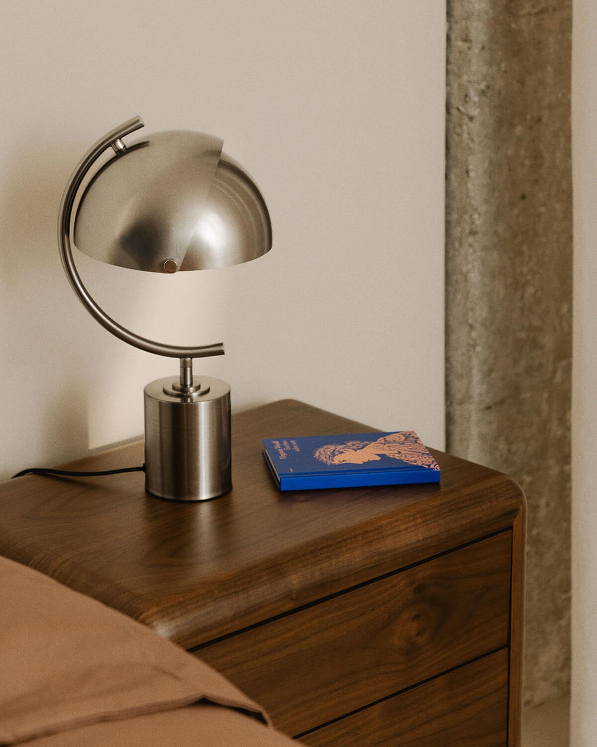 Lámpara de Mesa de Metal Amun, imagen de galería 2
