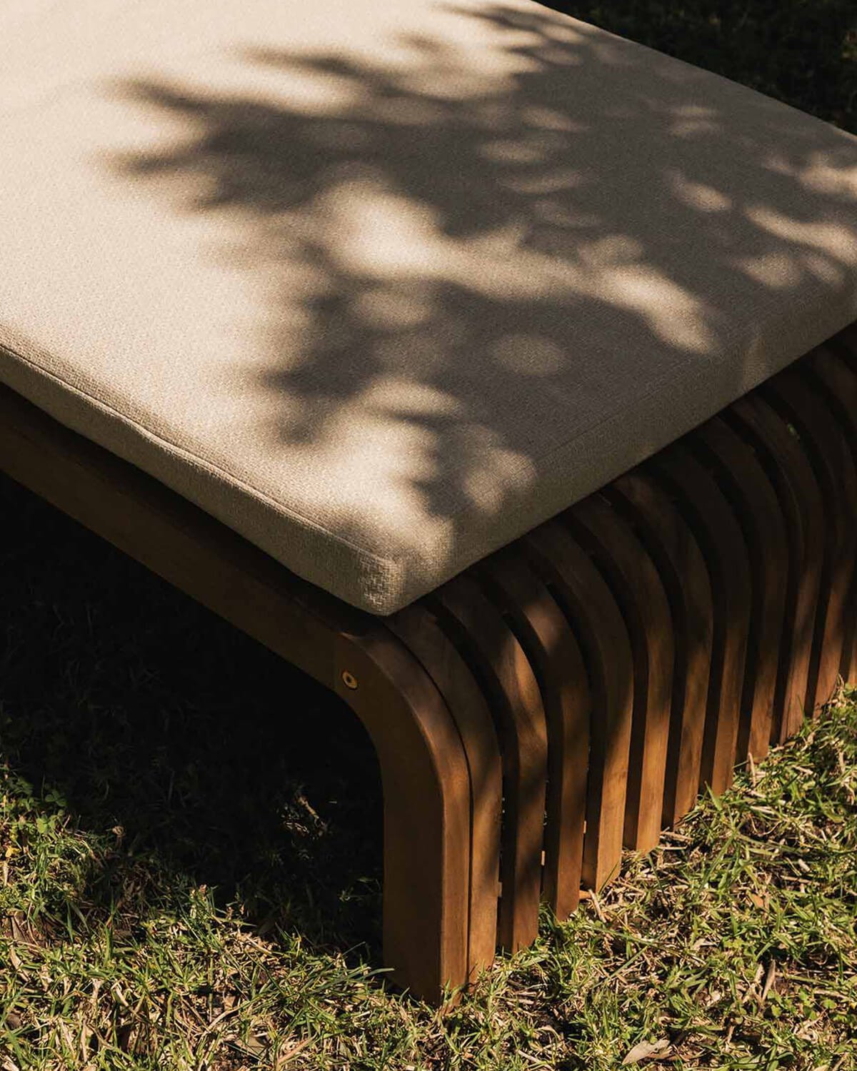 Tumbona Reclinable de Madera de Acacia con Cojín de Tela Hazan, imagen de galería 3