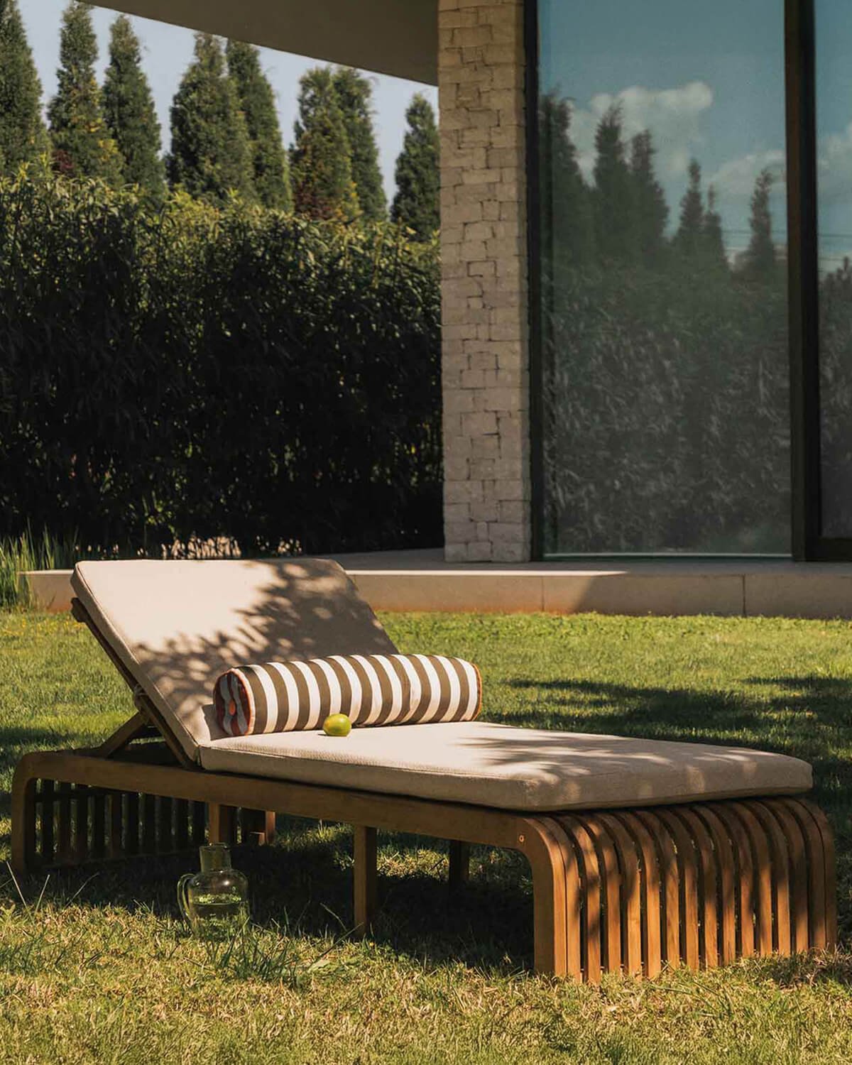 Tumbona Reclinable de Madera de Acacia con Cojín de Tela Hazan, imagen de galería 2