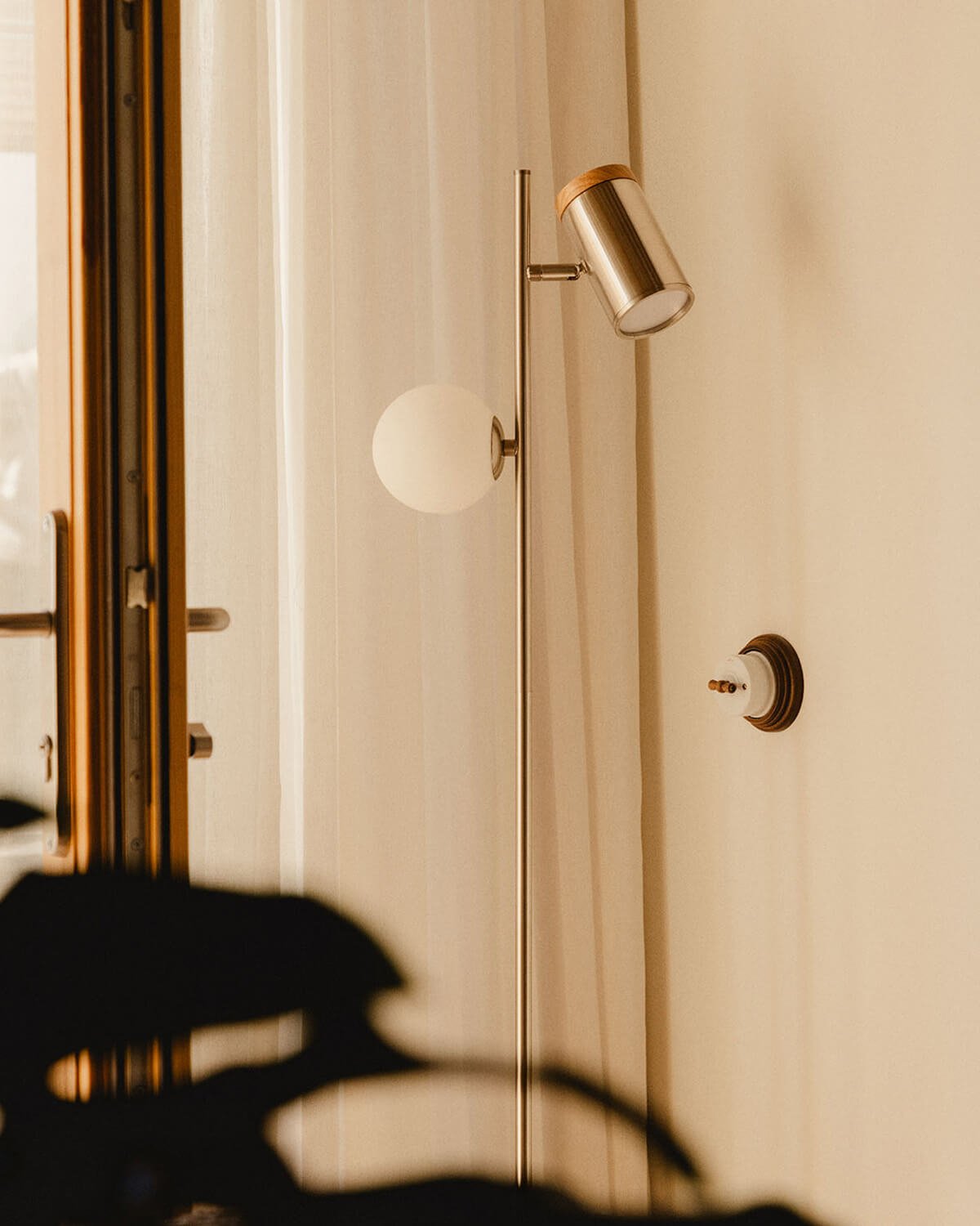 Lámpara de Pie de Metal Caira, imagen de galería 2