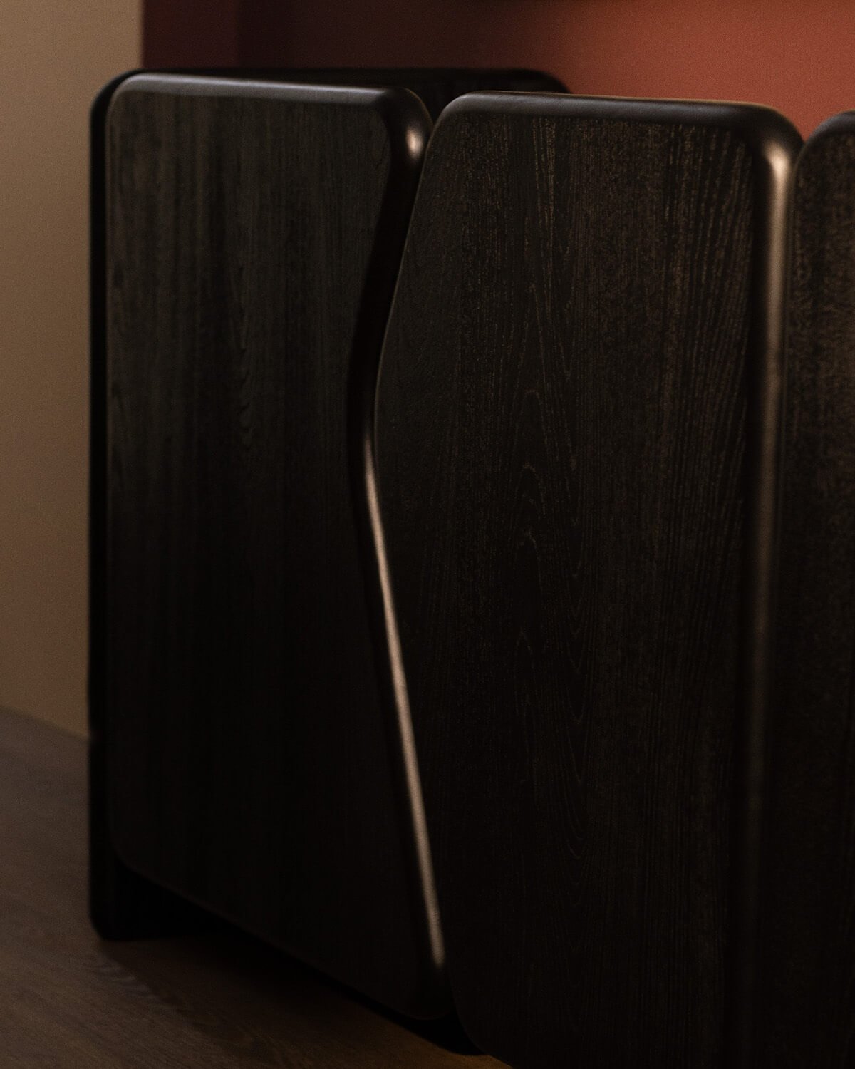 Aparador Bajo 4 Puertas de Madera de Pino y Madera de Olmo Kuroen, imagen de galería 3