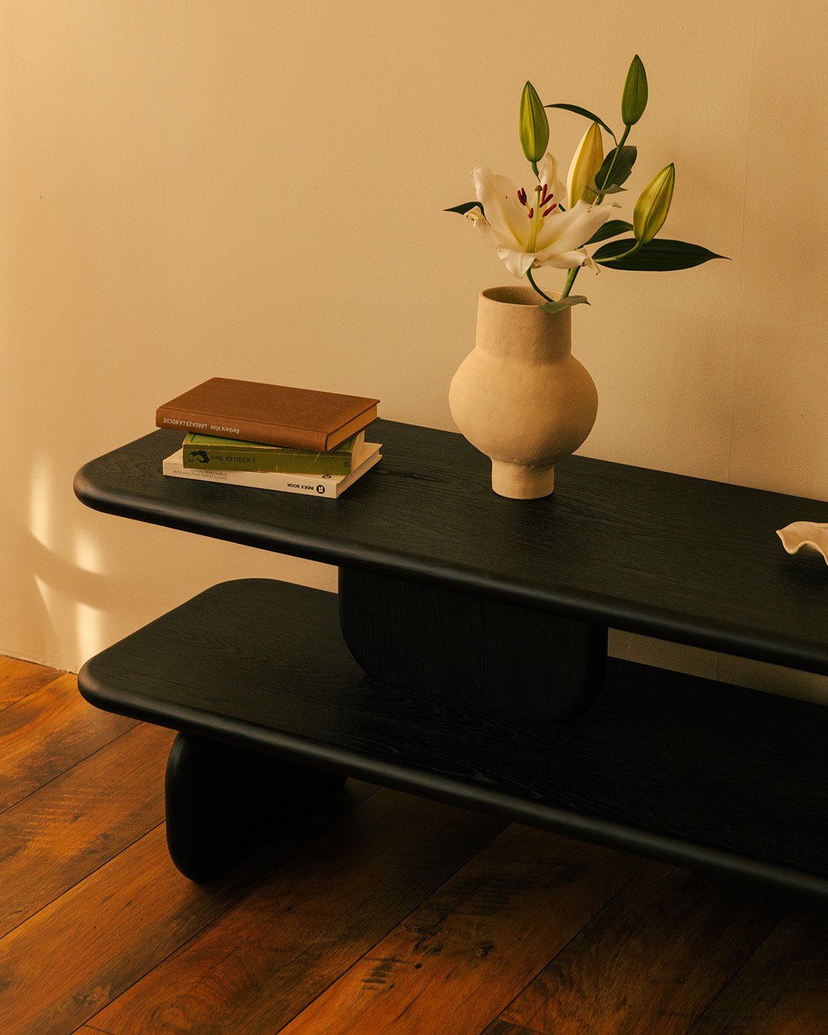 Mueble de TV de Madera de Pino y Madera de Olmo Kuroen, imagen de galería 2