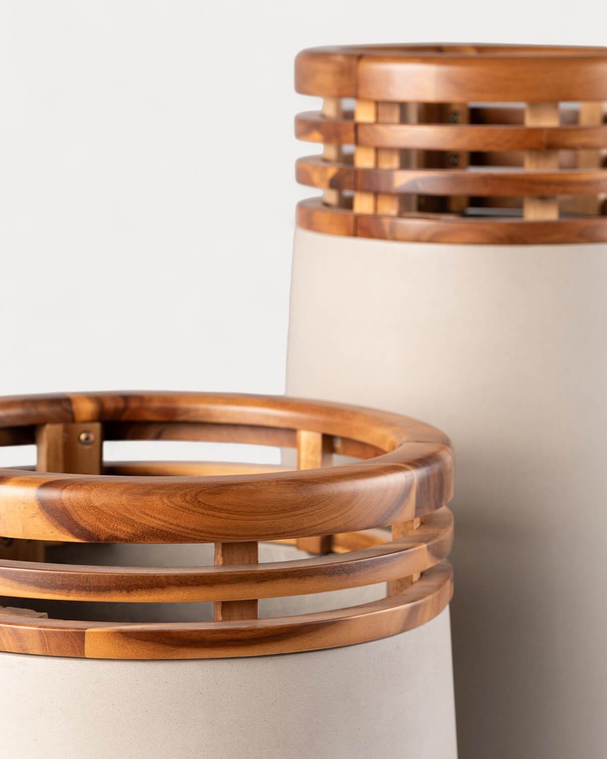 Conjunto 3 Maceteros de Hormigón y Madera de Acacia Hazan, imagen de galería 5