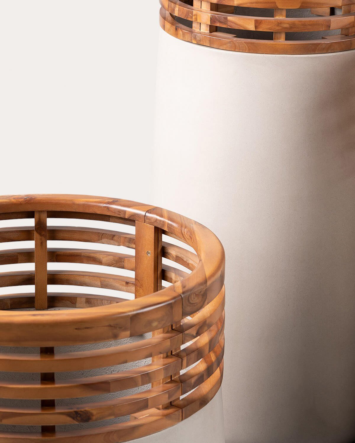 Conjunto 3 Maceteros XL de Hormigón y Madera de Acacia Hazan, imagen de galería 6