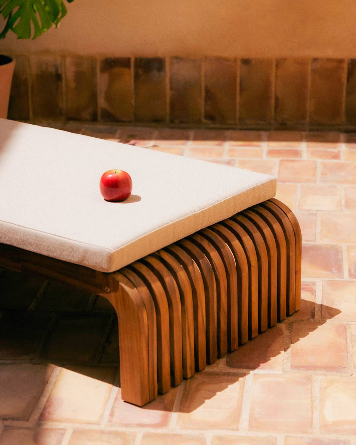 Set de Tumbona y Mesa Auxiliar de Madera de Acacia (45x45 cm) Hazan, imagen de galería 3