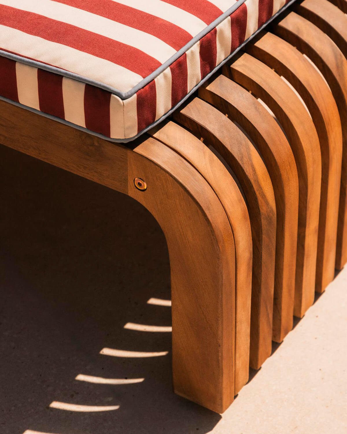 Set de Tumbona y Mesa Auxiliar de Madera de Acacia (45x45 cm) Hazan, imagen de galería 3