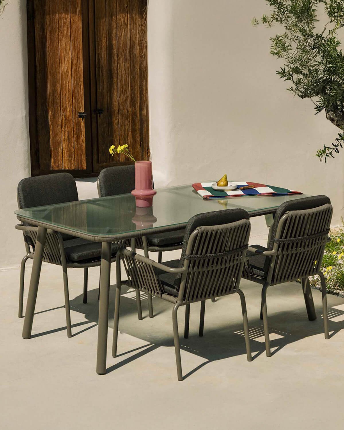 Set de Mesa Rectangular (160x90 cm) de Aluminio y Cristal con 4 Sillas de Exterior Drian, imagen de galería 2
