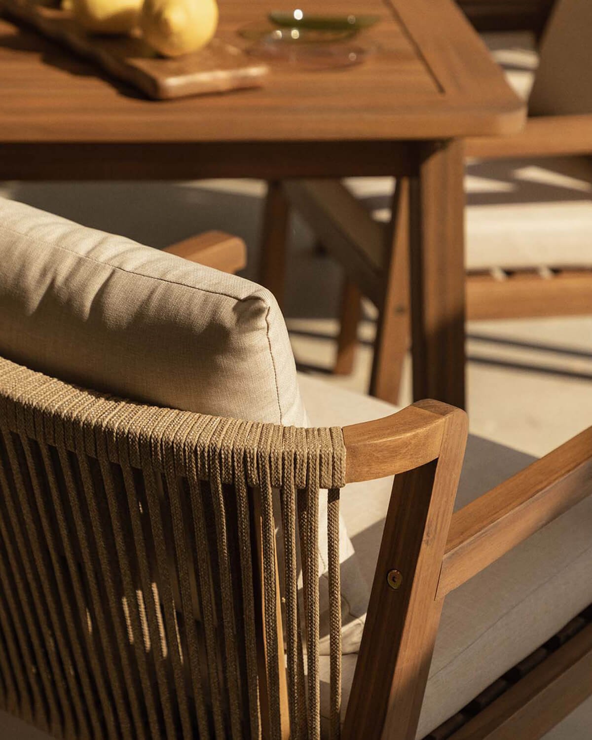 Set de Mesa Rectangular (200x95 cm) y 6 Sillas con Reposabrazos de Madera de Acacia de Exterior Cael, imagen de galería 3