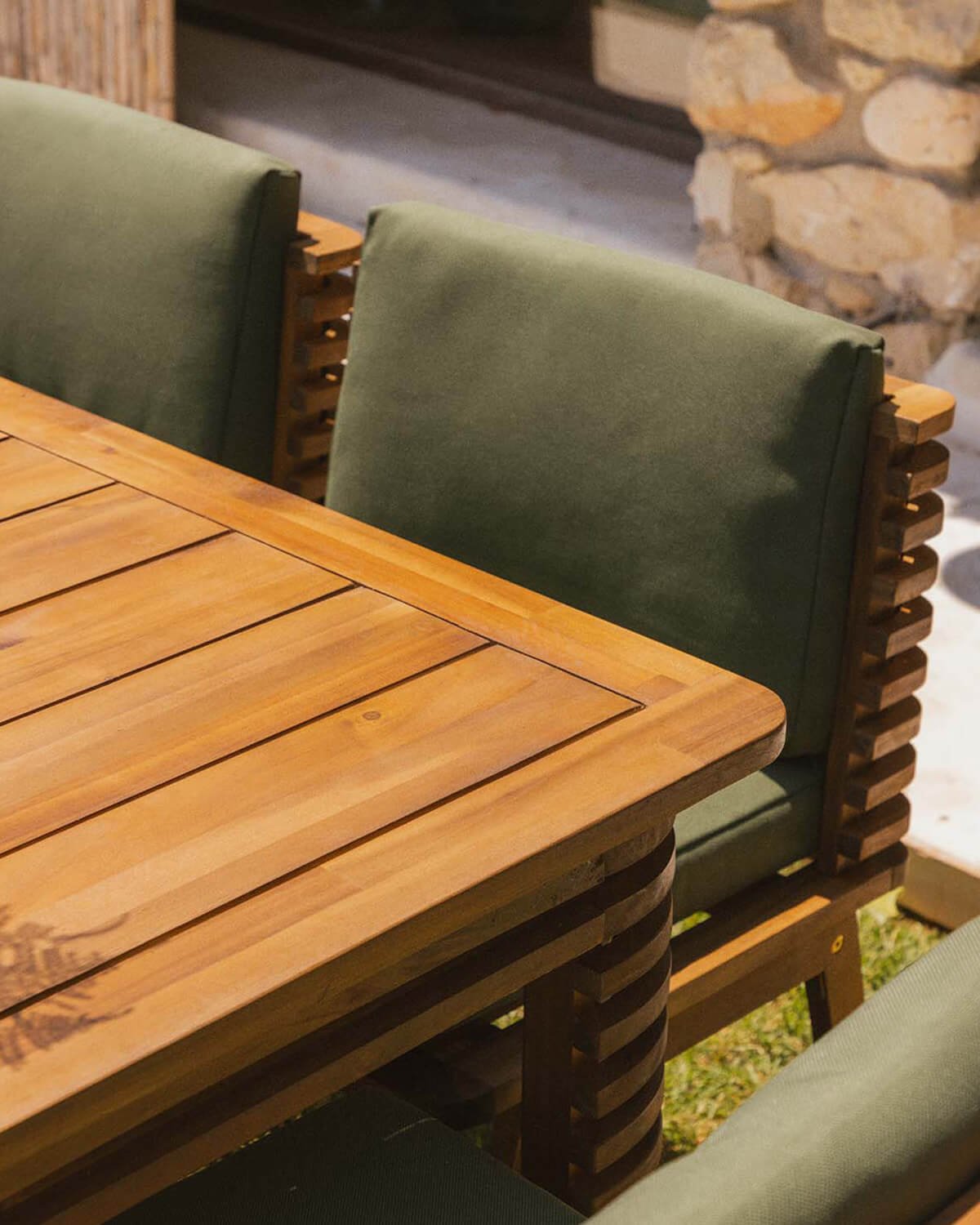 Set de Mesa Cuadrada (160x160 cm) y 8 Sillas de Madera de Acacia y Tela de Exterior Hazan, imagen de galería 3