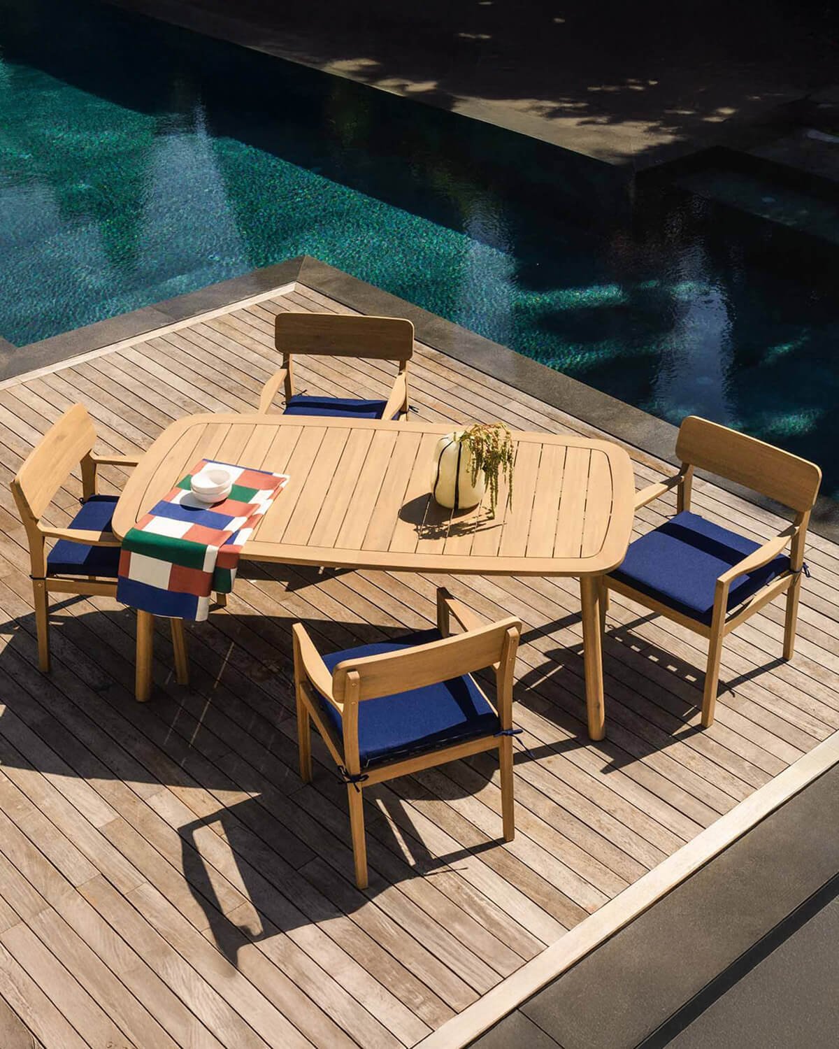 Set de Mesa Rectangular (180x100 cm) y 4 Sillas con Reposabrazos de Madera de Acacia de Exterior Marla, imagen de galería 2