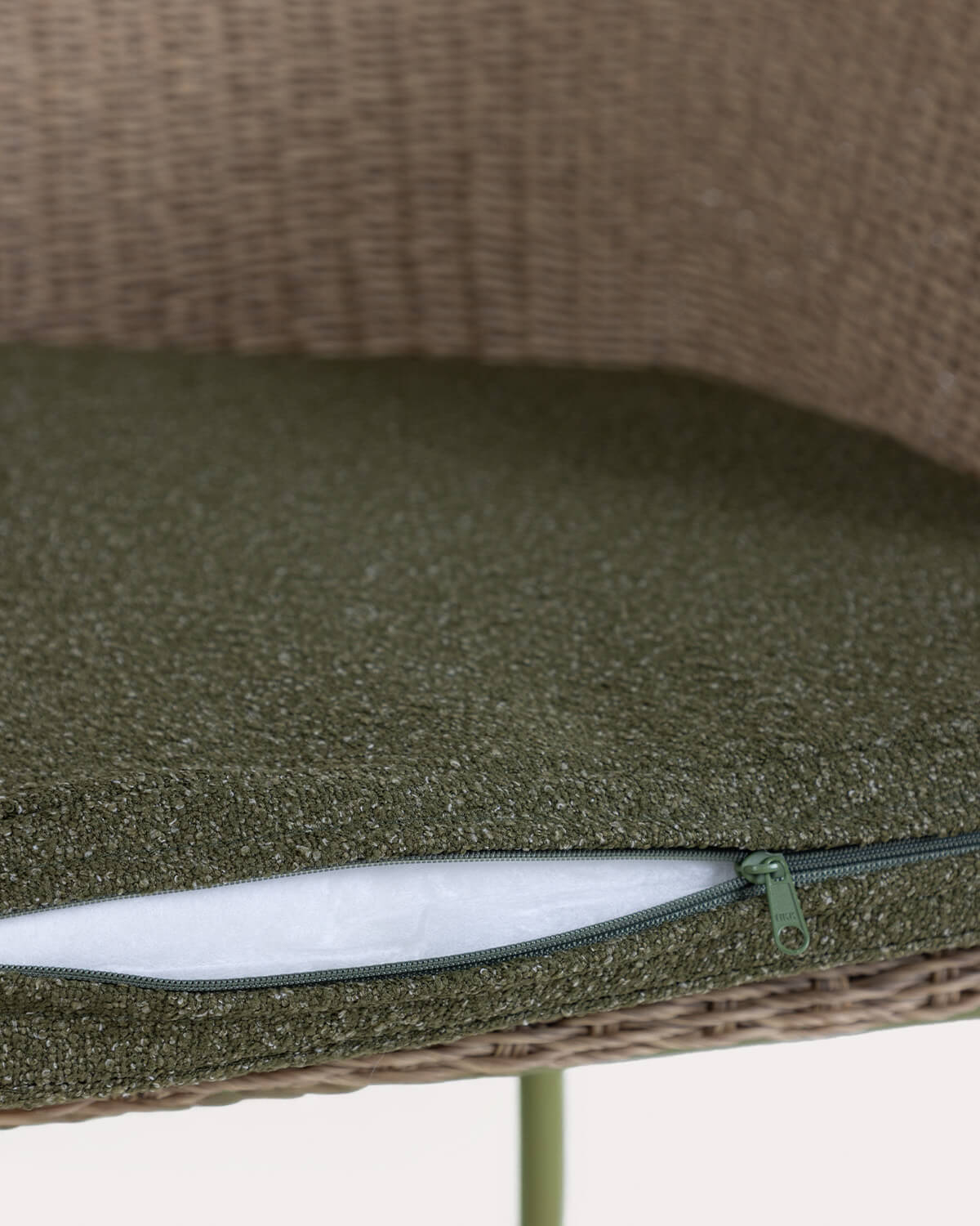 Set de Mesa Rectangular (240x110 cm) y 8 Sillas de Madera de Acacia y Metal de Exterior Caitlyn, imagen de galer&iacute;a 10