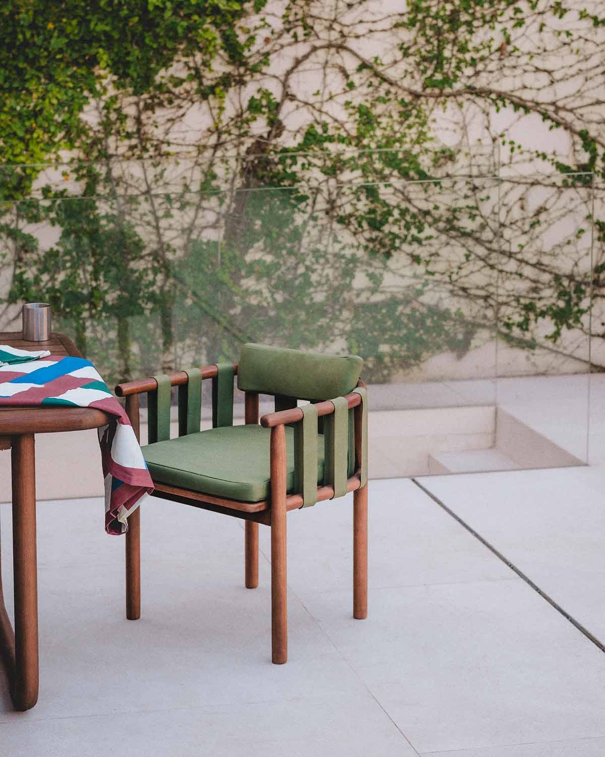 Silla de Exterior con Reposabrazos de Madera de Eucalipto y Tela Edvard, imagen de galer&iacute;a 2