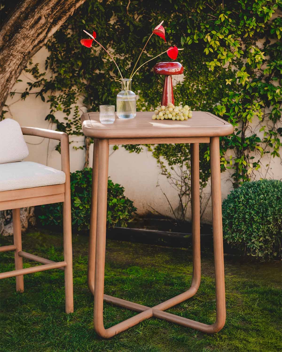 Mesa Alta de Exterior Cuadrada de Madera de Eucalipto (70x70 cm) Elnes, imagen de galer&iacute;a 2