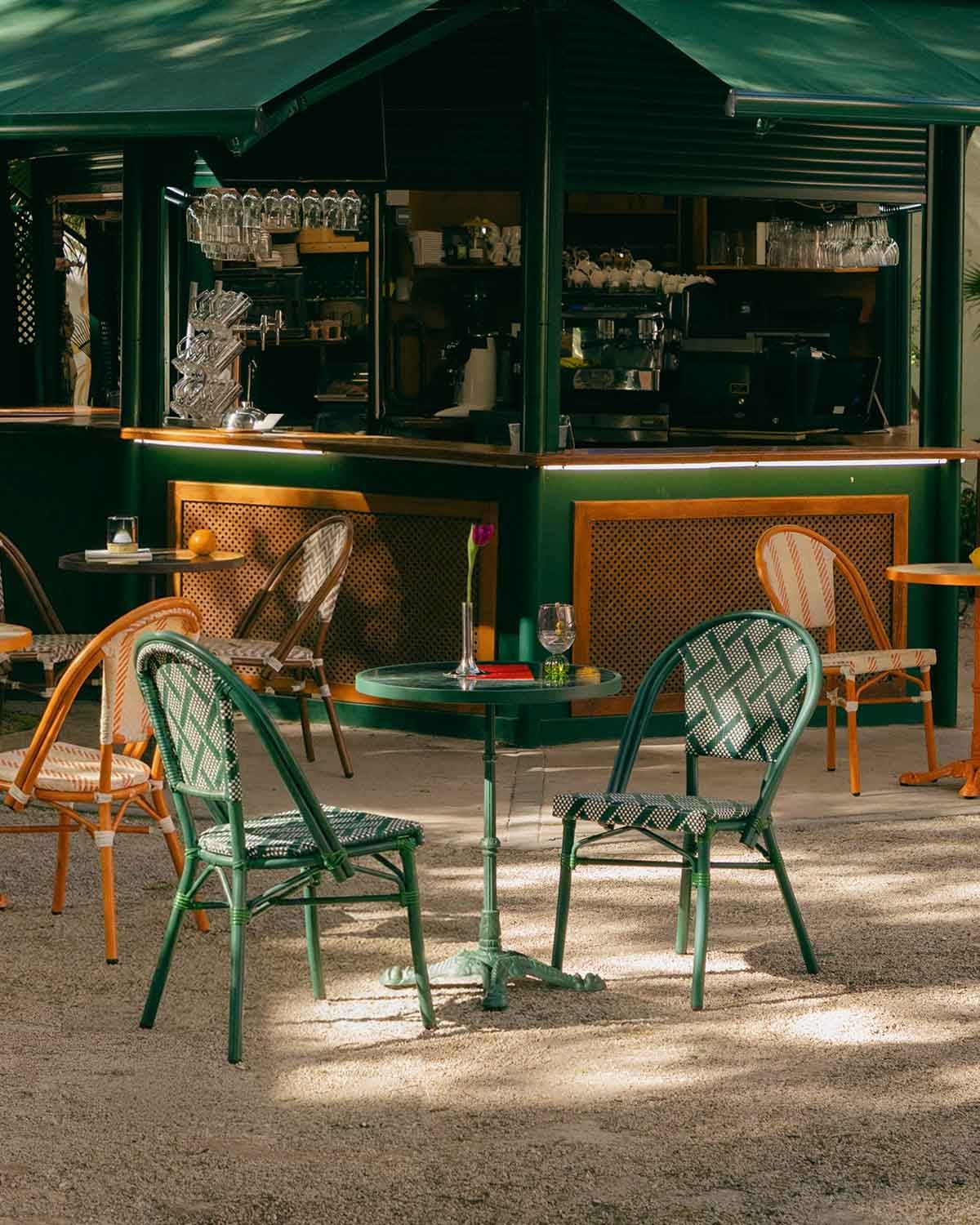 Set de Mesa Redonda (Ø60 cm) y 2 Sillas de Metal y Ratán Sintético de Exterior Yona Bistro, imagen de galer&iacute;a 2