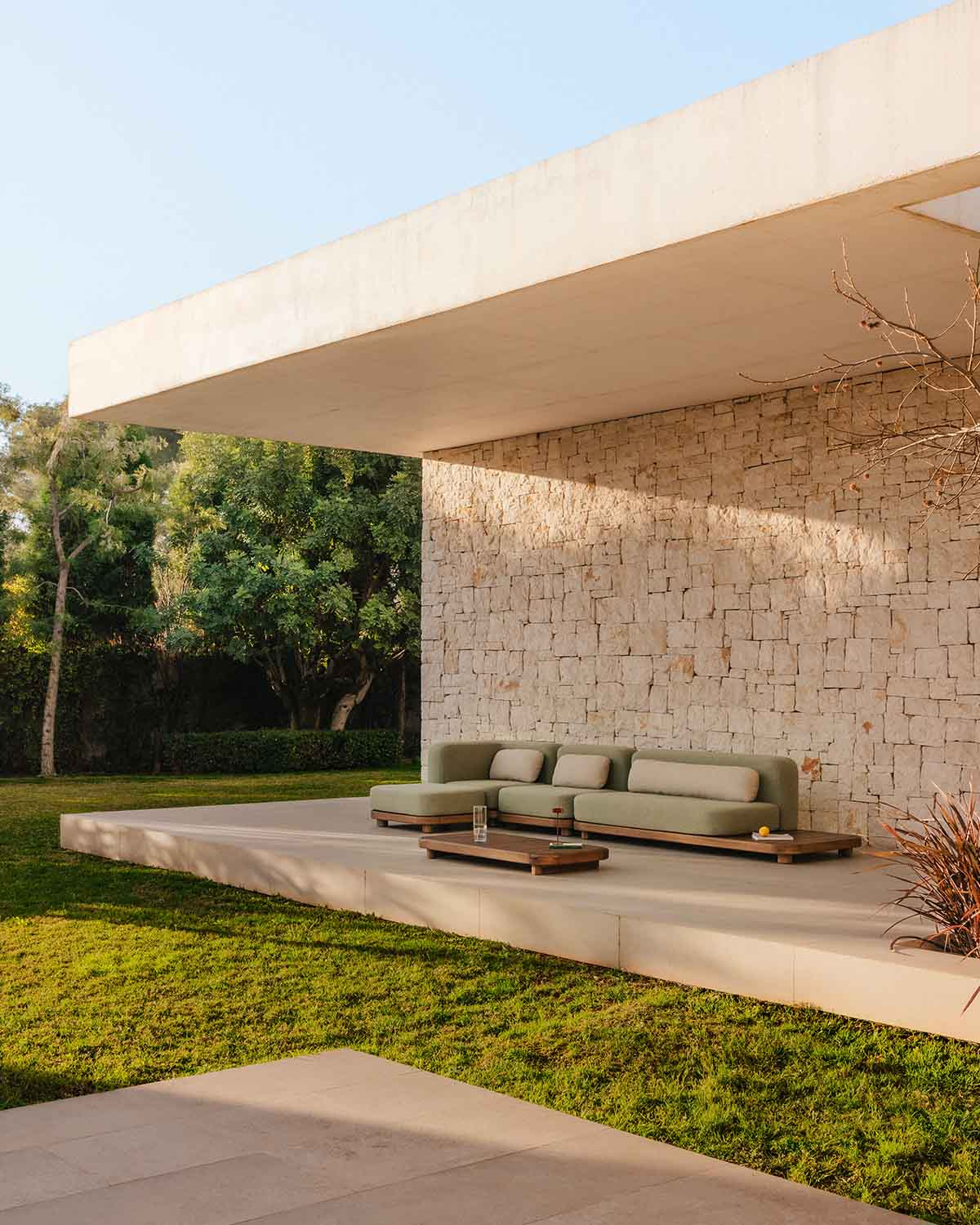 Conjunto de Jardín con Módulo Sofá, Central, Esquinero, Puff y Mesa de Centro de Madera de Acacia y Tela Redik, imagen de galer&iacute;a 2
