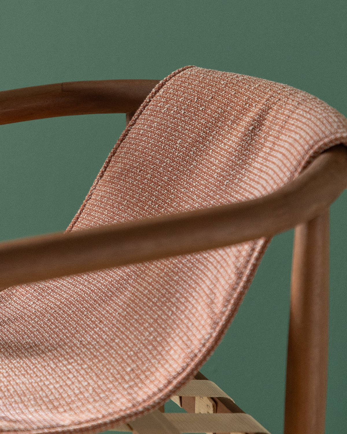 Silla de Comedor de Madera de Eucalipto y Tela Clhoti, imagen de galer&iacute;a 3