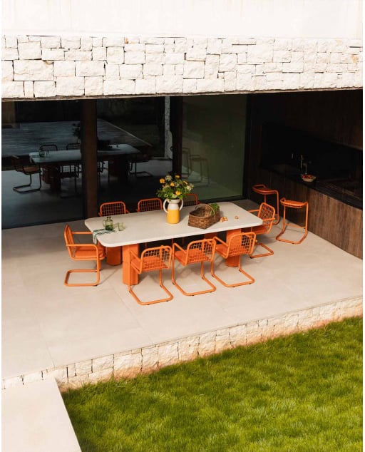 Set de Mesa Rectangular de Terrazo Ixiar (270x120 cm) y 8 Sillas con Reposabrazos de Metal Biaritz de Exterior