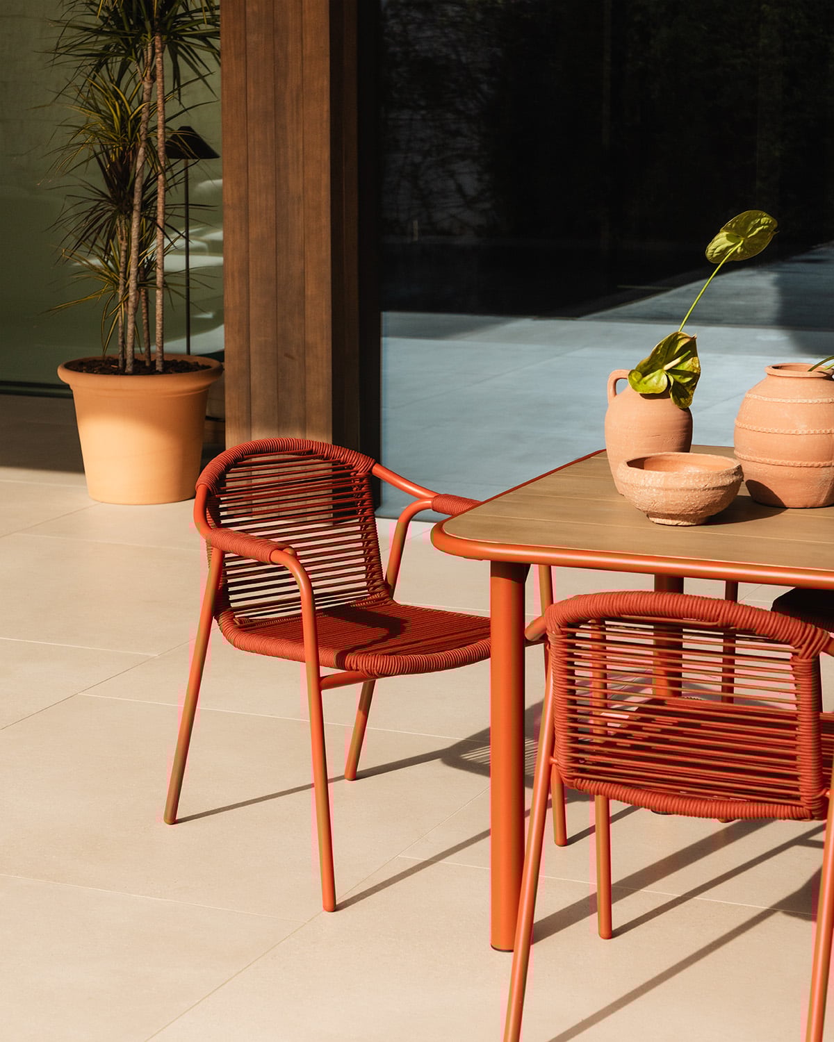 Set de Mesa Rectangular de Madera de Acacia (240x110 cm) Caitlyn y 8 Sillas con Reposabrazos de Metal Murna de Exterior, imagen de galer&iacute;a 3