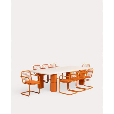 Set de Mesa Rectangular de Terrazo Ixiar (270x120 cm) y 8 Sillas con Reposabrazos de Metal Biaritz de Exterior Naranja Terra - The Masie