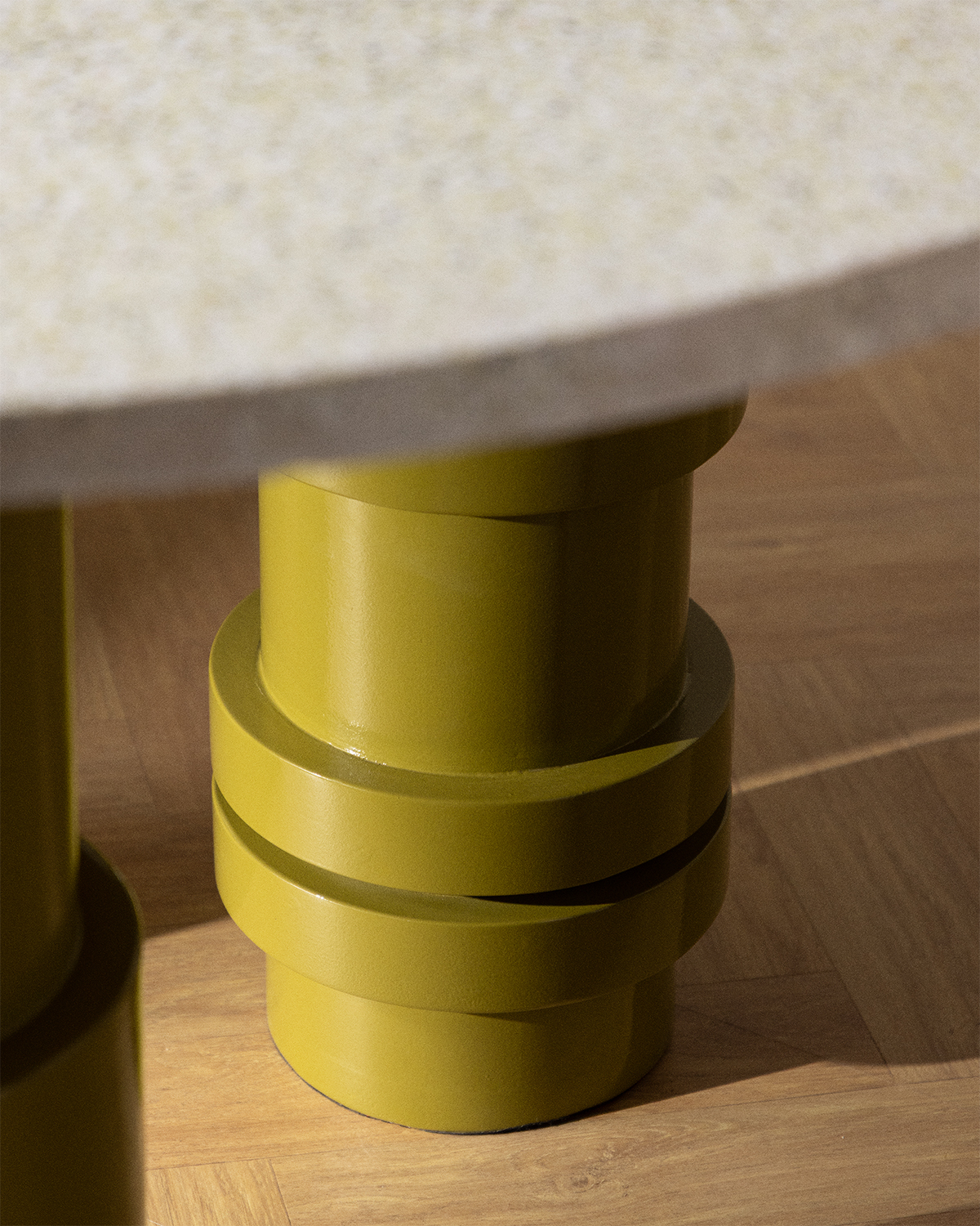 Mesa de comedor redonda Ø140 cm de terrazo y madera de mango Atenas, imagen de galer&iacute;a 3