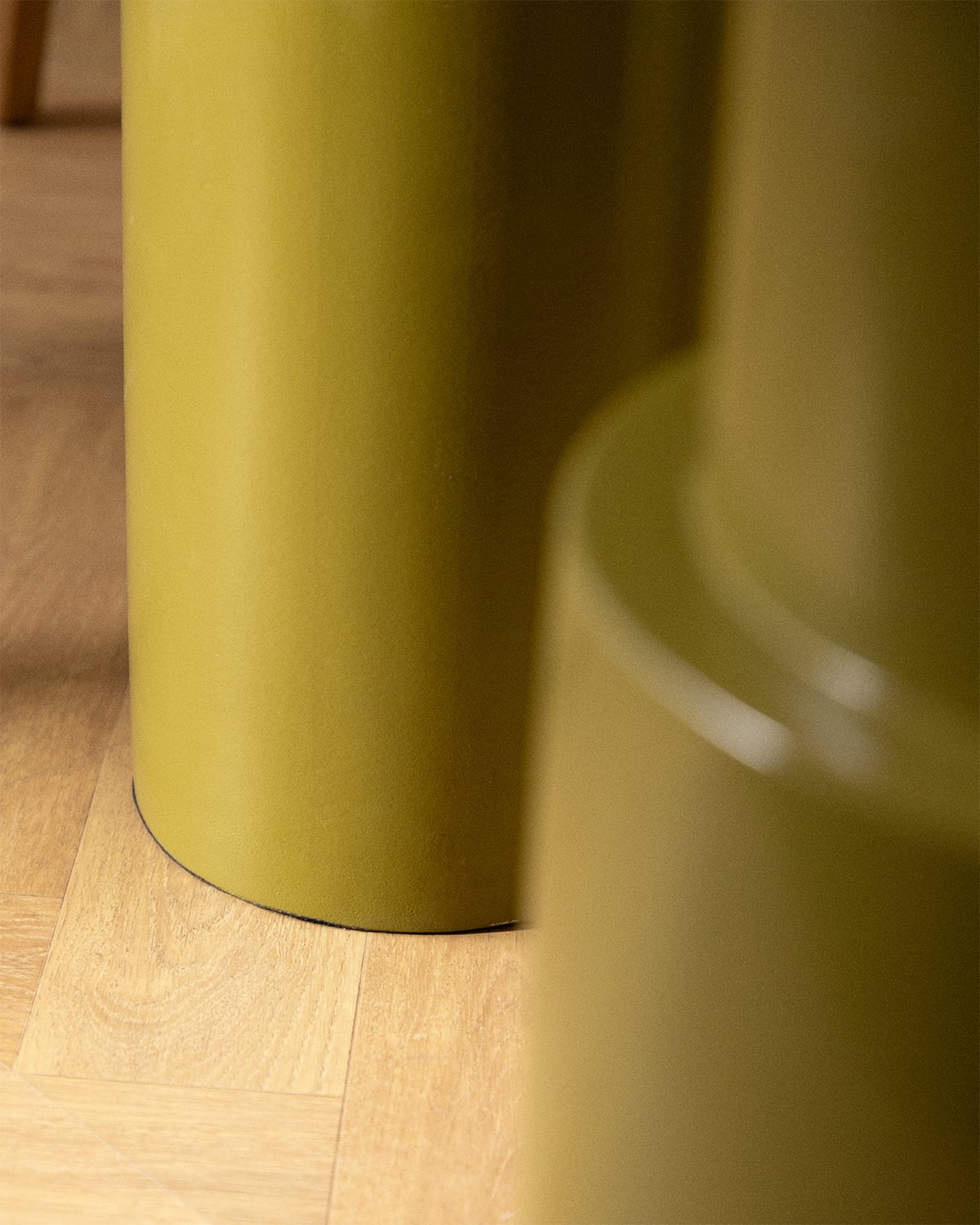 Mesa de comedor redonda Ø140 cm de terrazo y madera de mango Atenas, imagen de galer&iacute;a 6