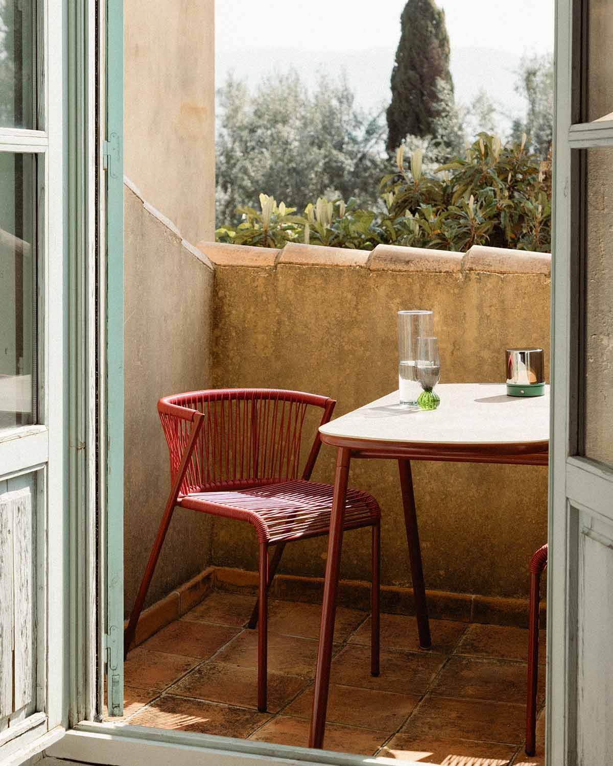 Set de Mesa Ovalada (105x55 cm) y 2 Sillas Nido de Metal y Ratán Sintético de Exterior Paolo, imagen de galer&iacute;a 3