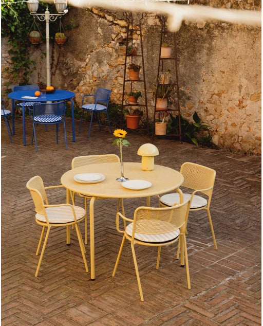 Set de Mesa Redonda (Ø110 cm) y 4 Sillas con Reposabrazos de Metal Dorothea de Exterior