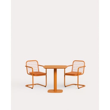 Set de Mesa de Comedor Cuadrada (70x70 cm) Zoilo y 2 Sillas con Reposabrazos de Metal Biaritz Naranja Terra - The Masie
