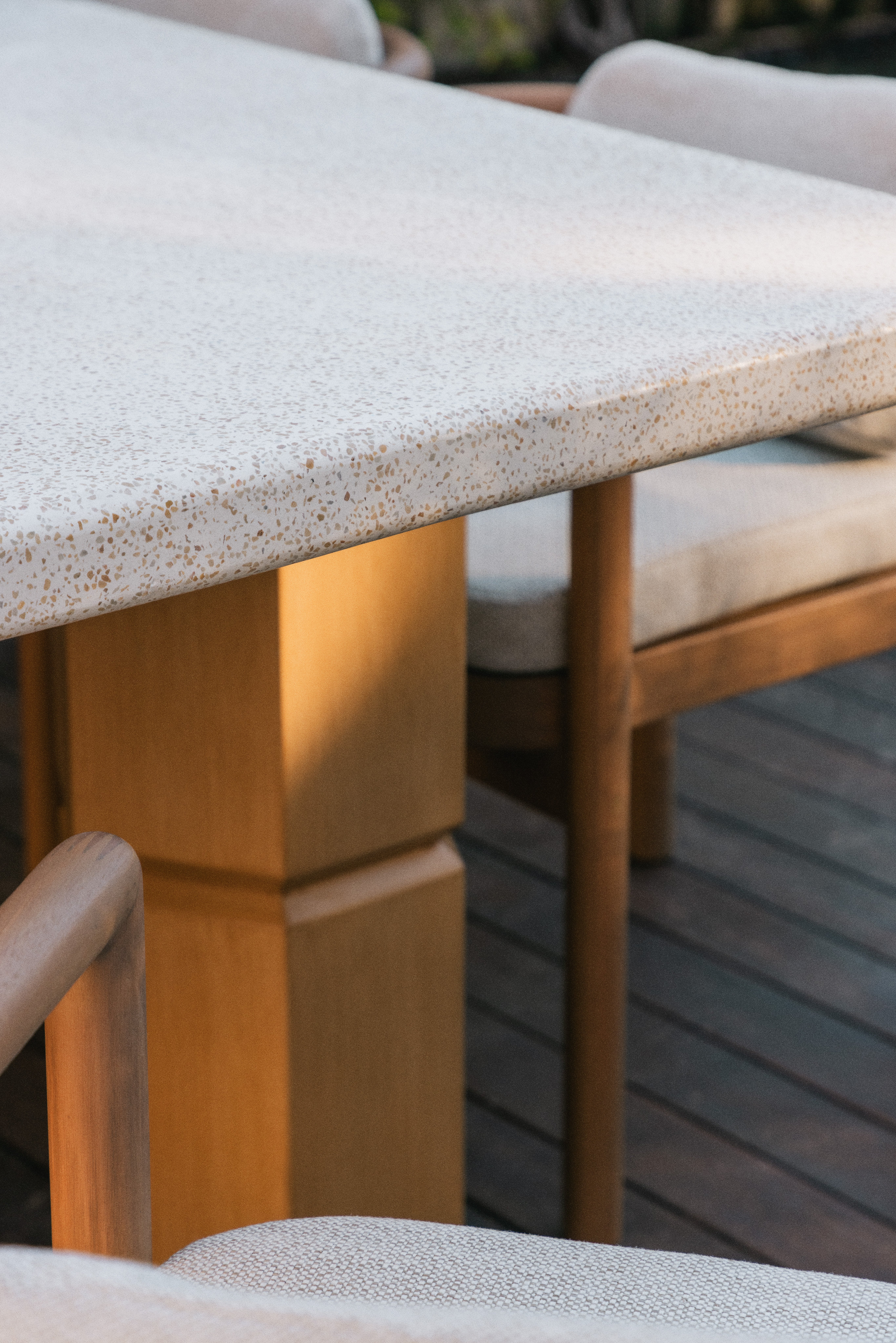 Mesa de Exterior Rectangular de Terrazo y Madera de Acacia (270x120 cm) Ixiar, imagen de galer&iacute;a 3