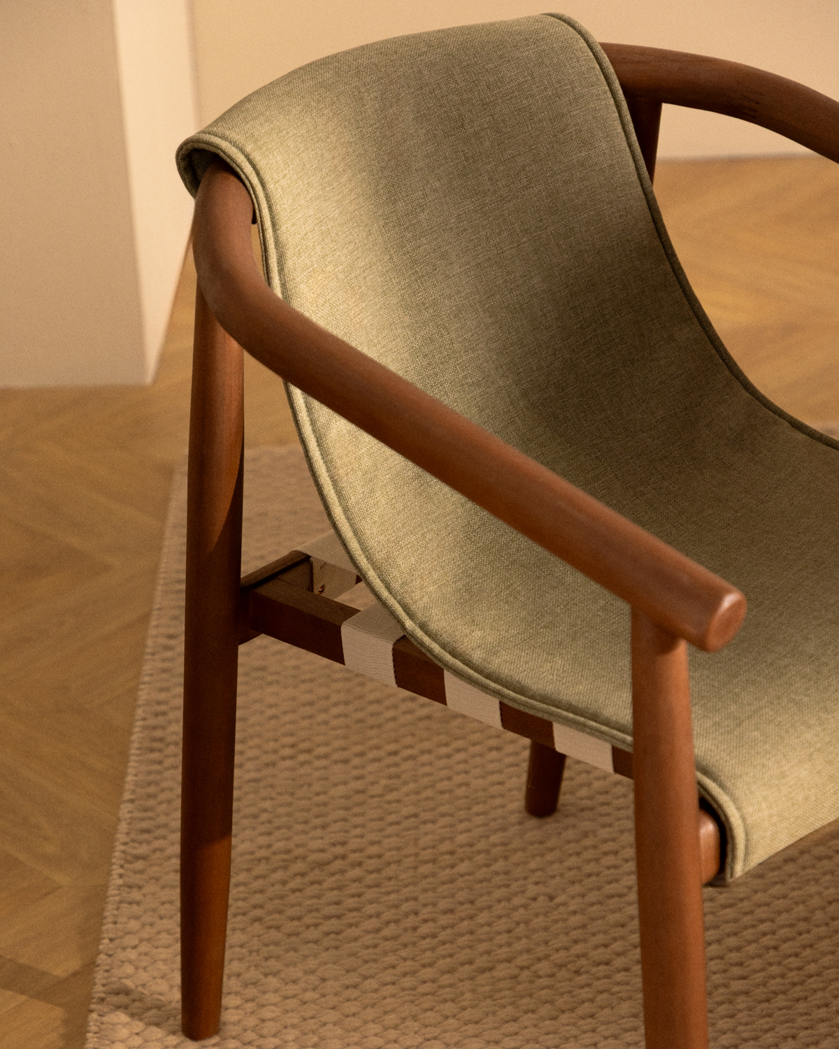 Silla de Comedor de Madera de Eucalipto y Tela Clhoti, imagen de galer&iacute;a 3