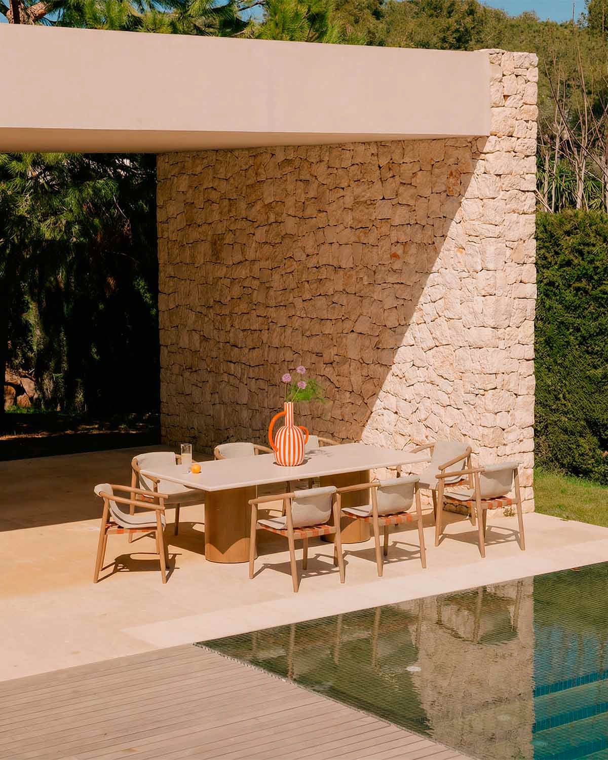 Set de Mesa Rectangular de Cemento Eneiza (230x110 cm) y 8 Sillas con Reposabrazos de Madera Clhoti de Exterior, imagen de galer&iacute;a 2