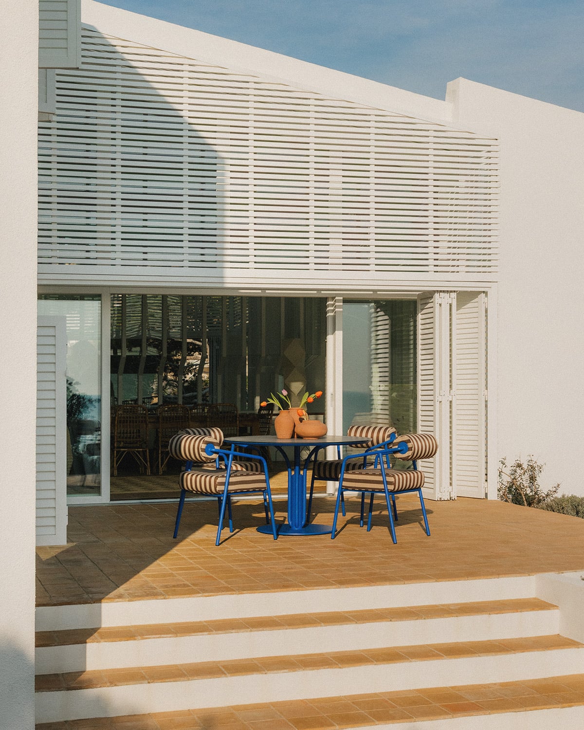 Set de Mesa Redonda (Ø120 cm) Llibet y 4 Sillas con Reposabrazos de Metal Mitha de Exterior, imagen de galer&iacute;a 2