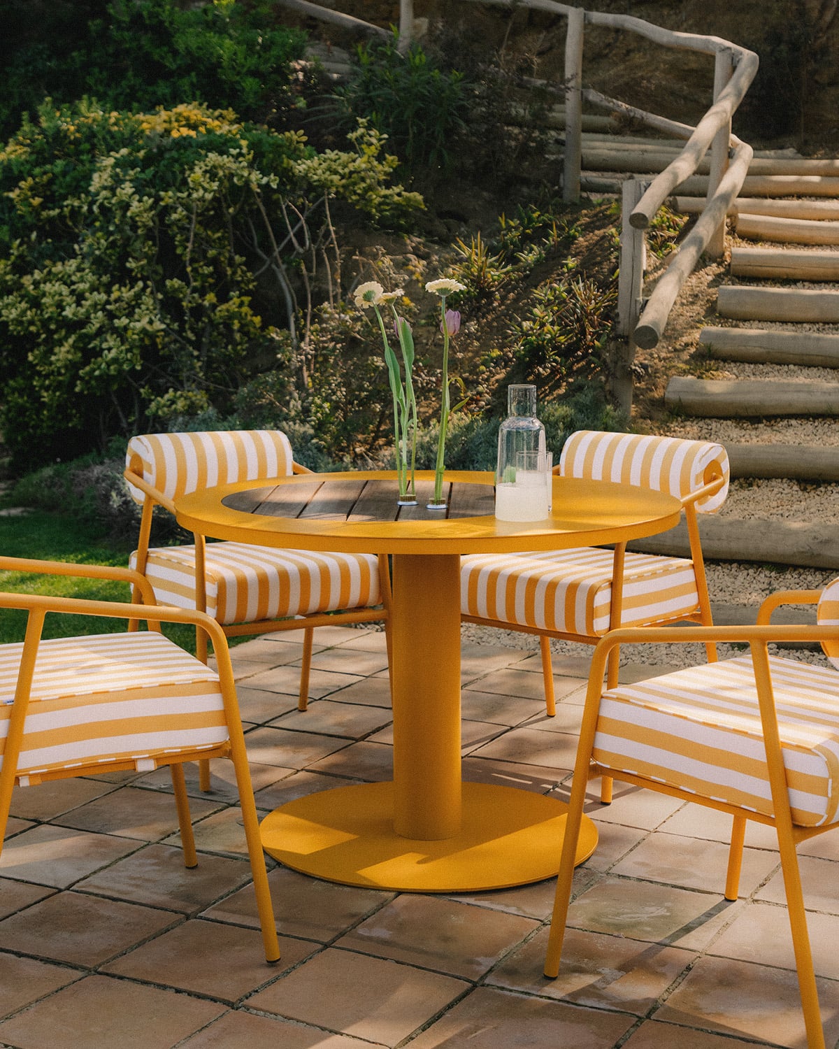 Set de Mesa Redonda Lirae (Ø110 cm) y 4 Sillas con Reposabrazos de Metal Mitha de Exterior, imagen de galer&iacute;a 3