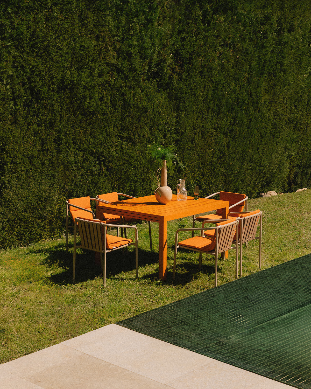 Set de Mesa Extensible Rectangular (135-265x100 cm) Seila y 6 Sillas con Reposabrazos de Aluminio Vinke de Exterior, imagen de galer&iacute;a 2