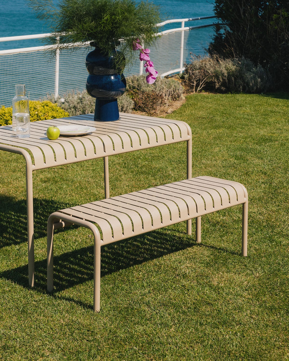 Set de Mesa Rectangular (130x80 cm) y 2 Bancos de Metal Tavo de Exterior, imagen de galer&iacute;a 3
