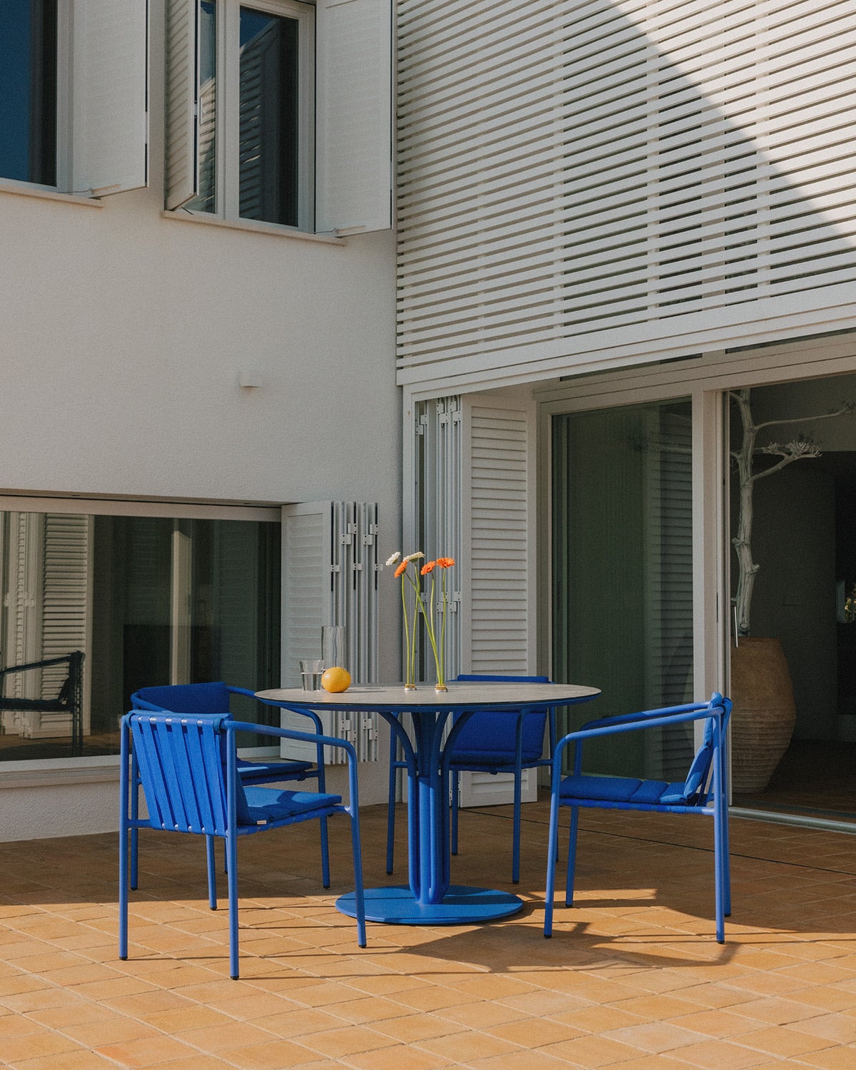 Set de Mesa Redonda (Ø120 cm) Llibet y 4 Sillas con Reposabrazos de Metal Vinke de Exterior, imagen de galer&iacute;a 3