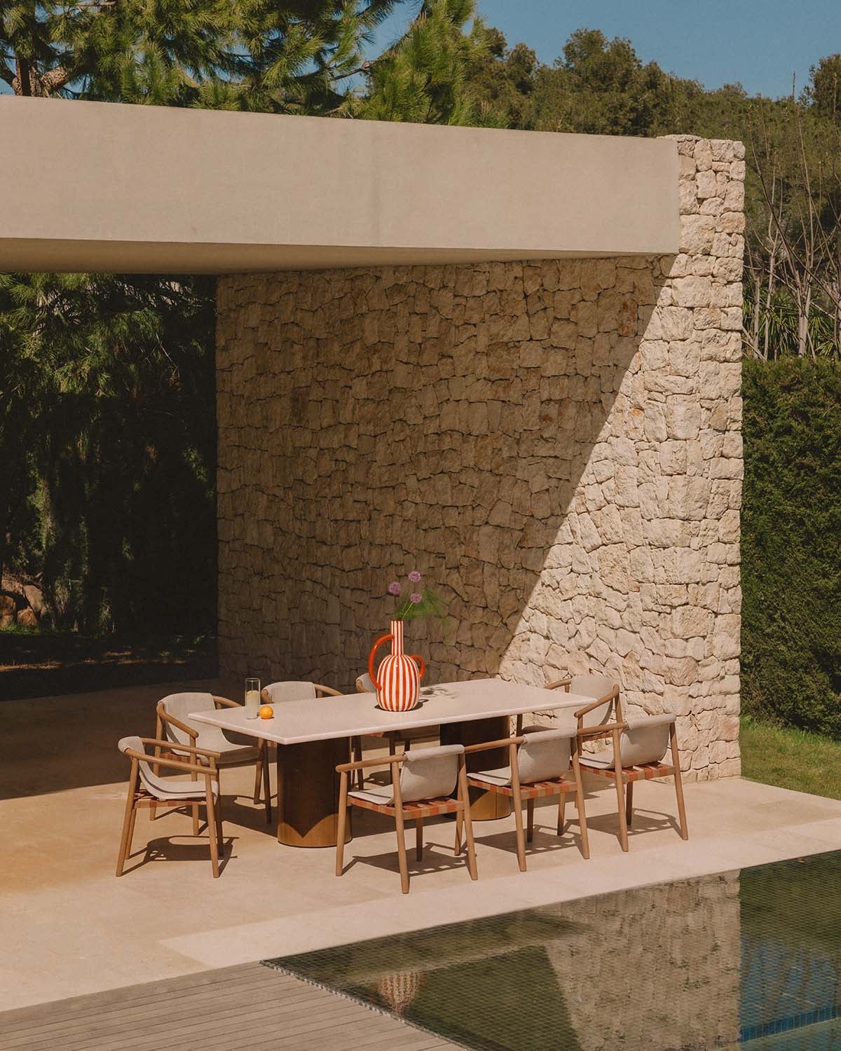 Set de Mesa Rectangular de Cemento Eneiza (230x110 cm) y 8 Sillas con Reposabrazos de Madera Clhoti de Exterior, imagen de galer&iacute;a 2