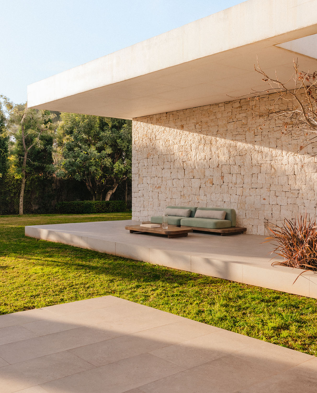 Conjunto de jardín con 2 módulo sofá y mesa de centro de madera de acacia y tela Redik, imagen de galer&iacute;a 2