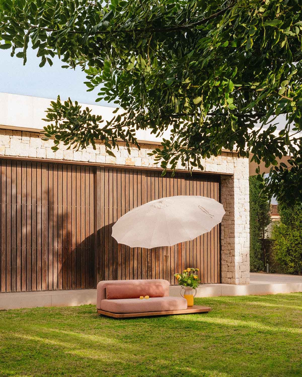 Módulo sofá 2 plazas de jardín con mesa auxiliar de madera de acacia y tela para sofá modular Redik, imagen de galer&iacute;a 2
