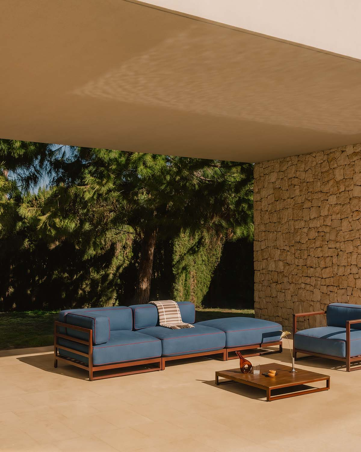 Conjunto de jardín con módulo esquinero, módulo central, módulo puff, sillón y mesa de centro de metal y tela Kristen, imagen de galer&iacute;a 2